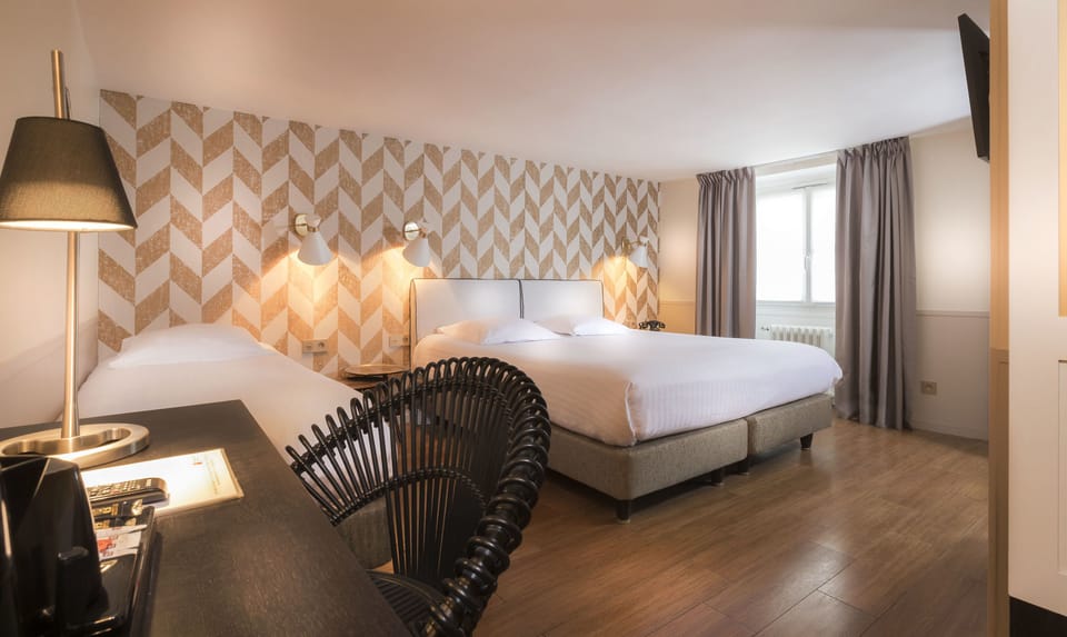 Comfort Room | Minibar, in-room safe, individually decorated, desk