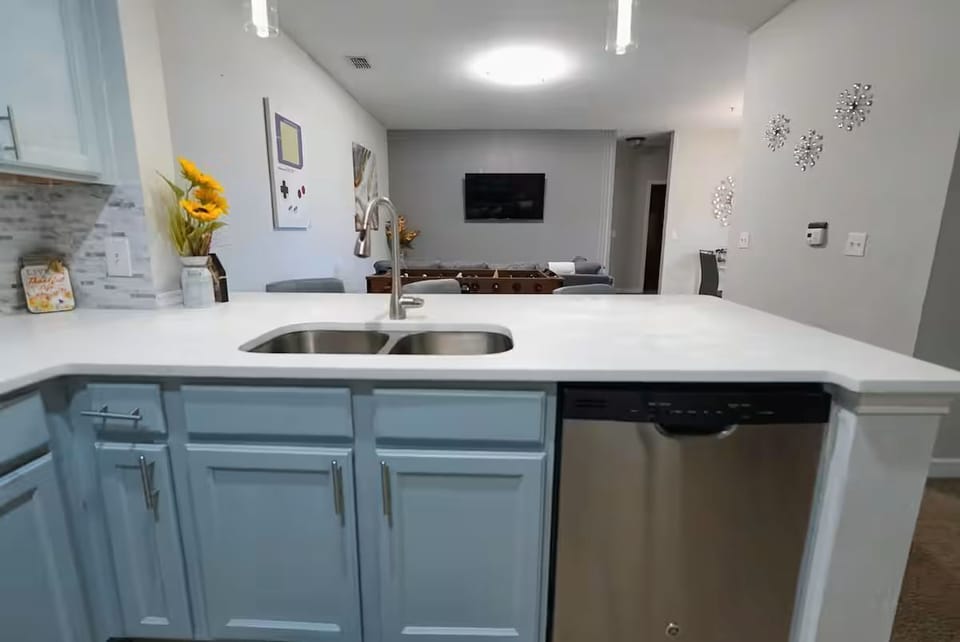 Full Size Renovated Kitchen, Keurig Coffee maker,espresso ,Mickey Waffle maker