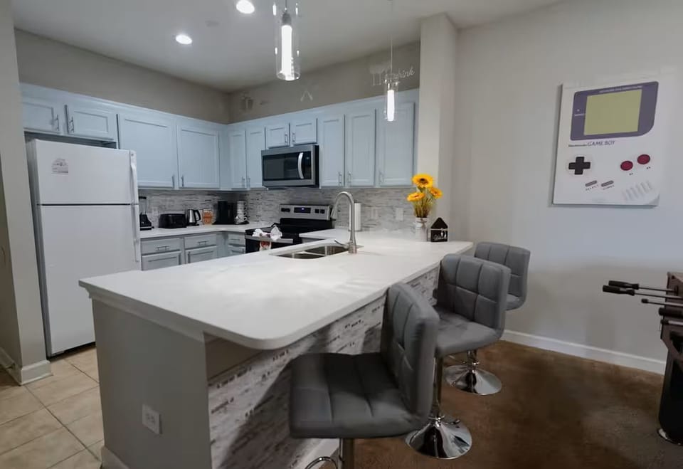 Full Size Renovated Kitchen, Keurig Coffee maker,espresso ,Mickey Waffle maker