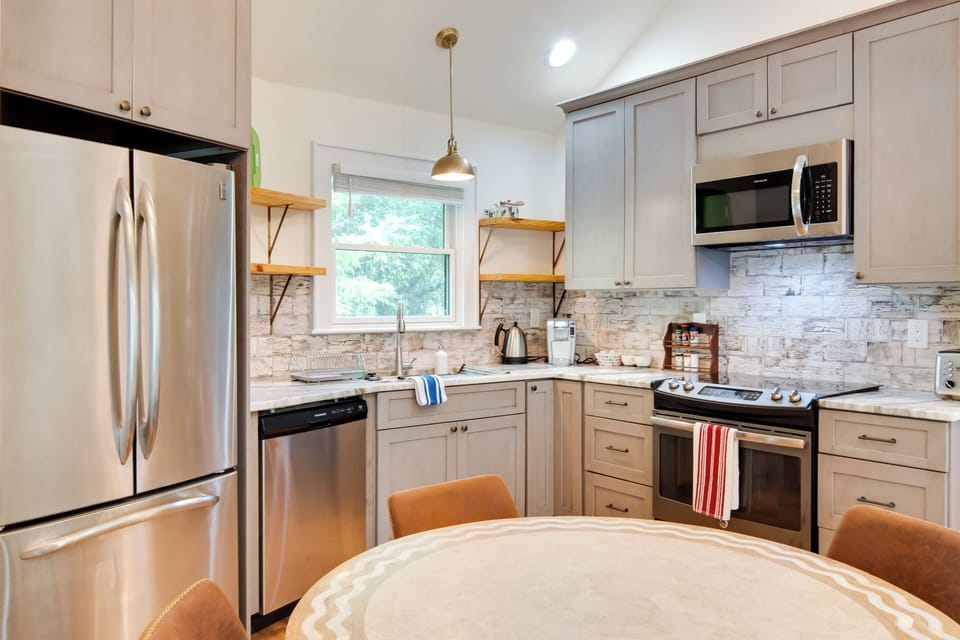 Guest House | Dining Area | Kitchen