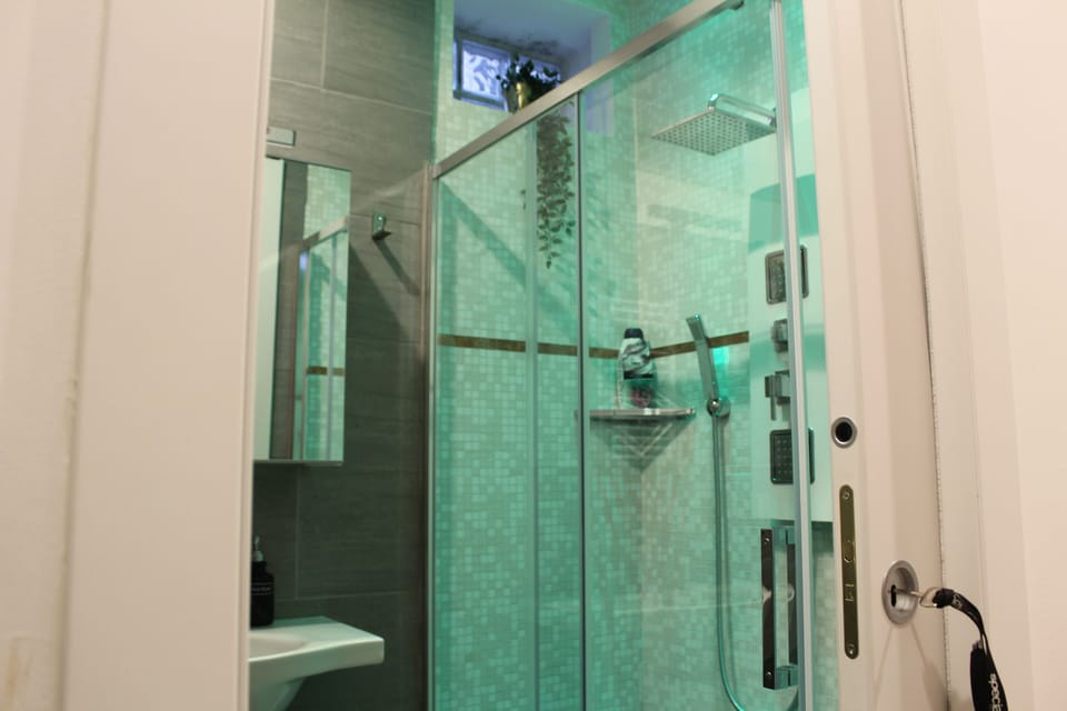 Deluxe Double Room, Courtyard View | Bathroom