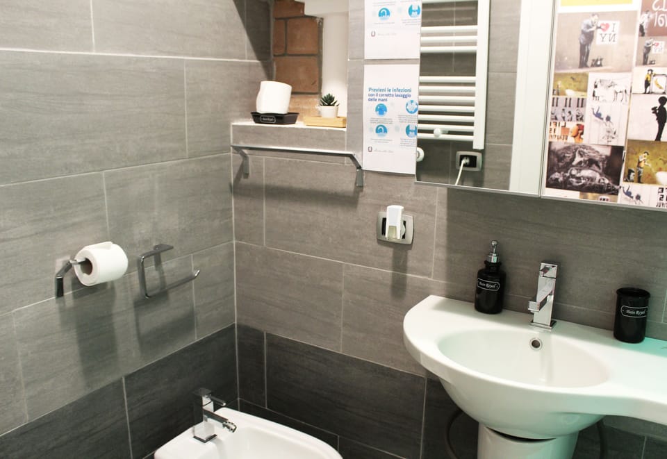 Deluxe Double Room, Courtyard View | Bathroom