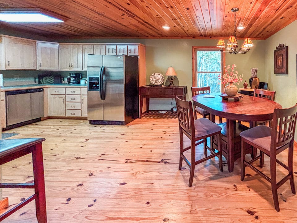 Dining/Kithcen area. Fully stocked kitchen!