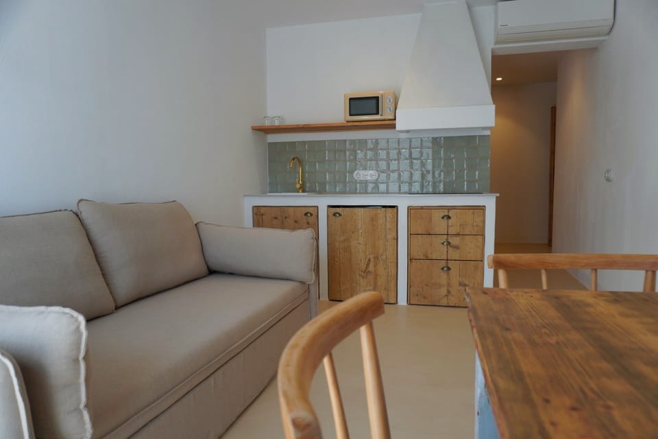 Family Apartment | Private kitchen | Shared fridge, microwave