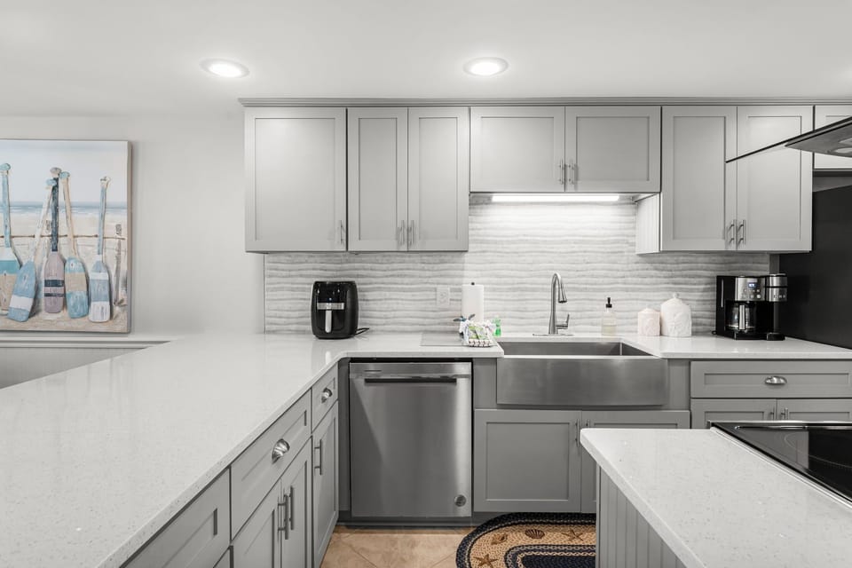 10-web-or-mls-22400FrontBeachRd33-06