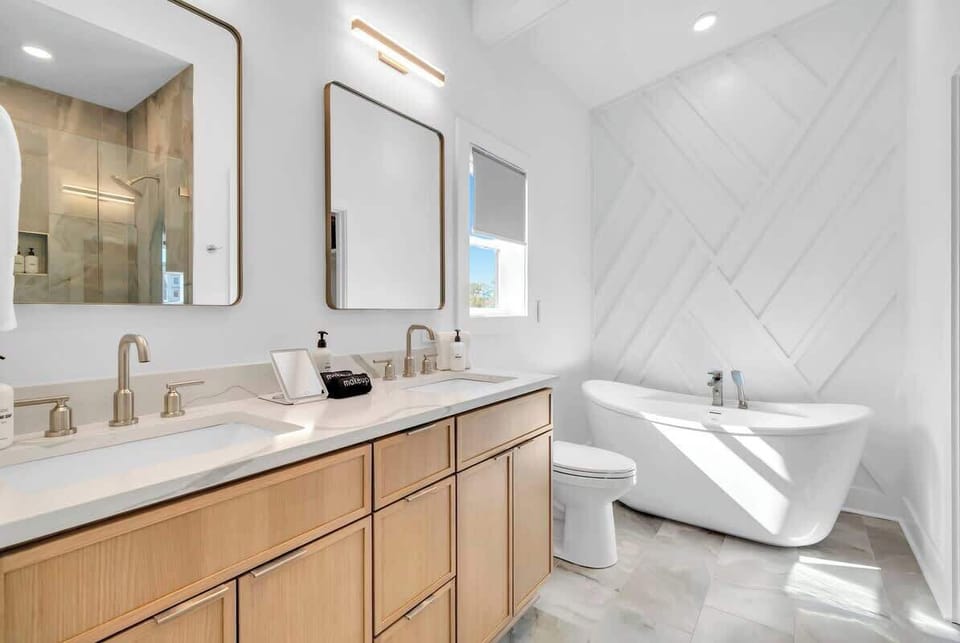 Ensuite features dual annuities, a walk-in shower and soaking tub.