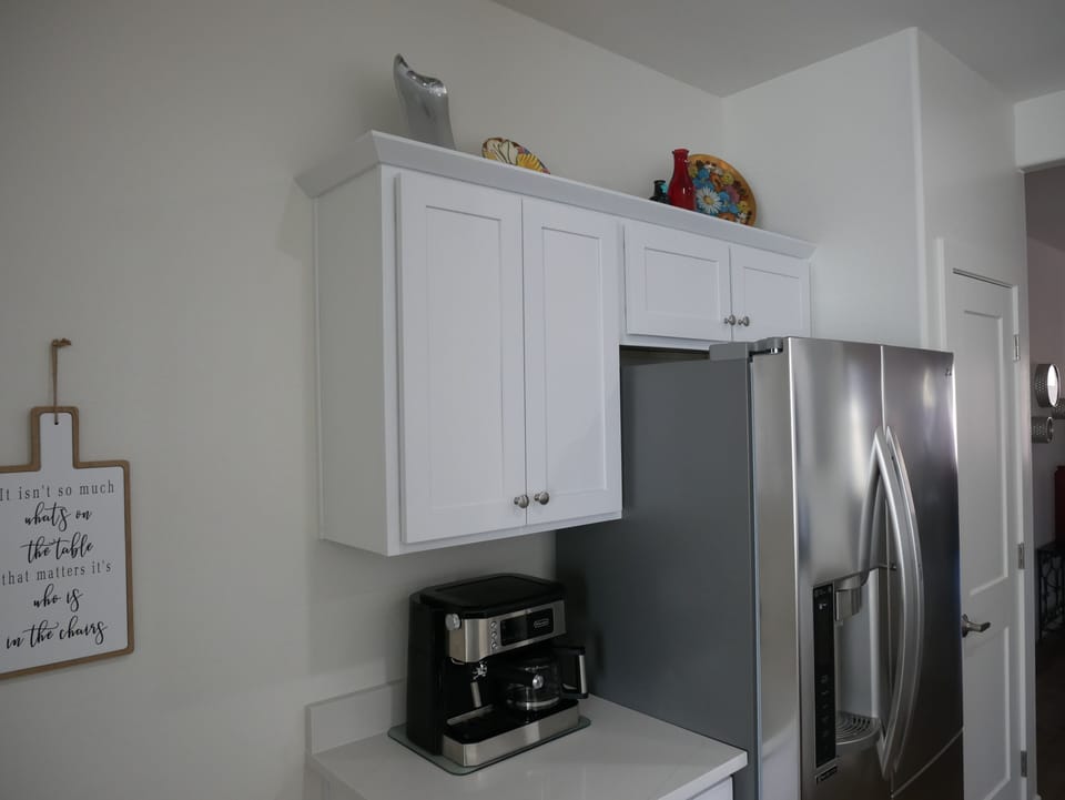 The De'Longhi coffee maker is ready for you to enjoy a cup of java! 
