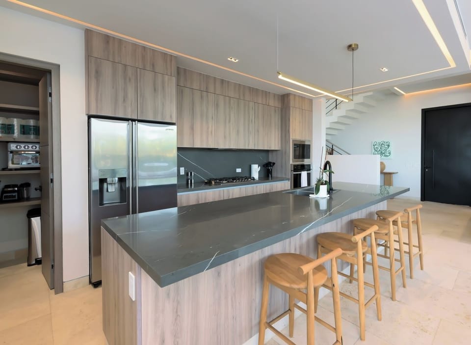 Kitchen w/large island, additional seating for 4