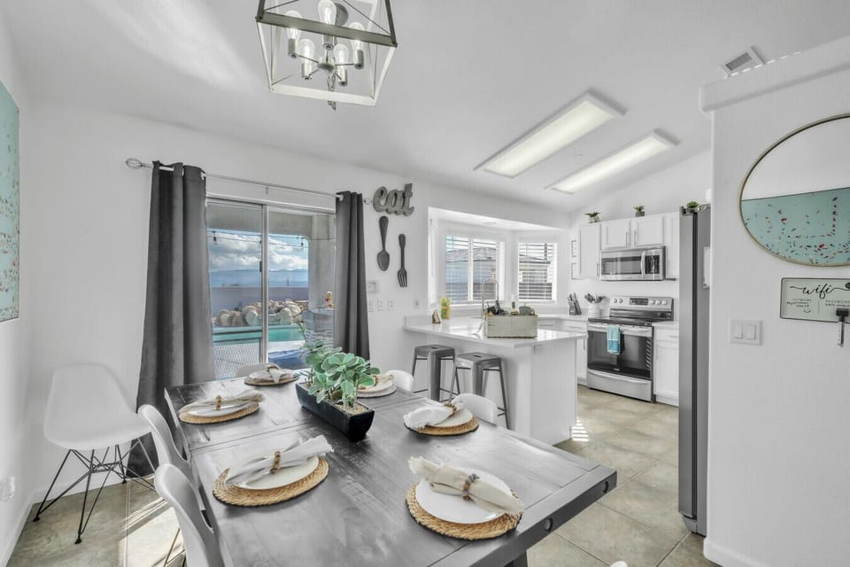 Fully equipped kitchen and dining space