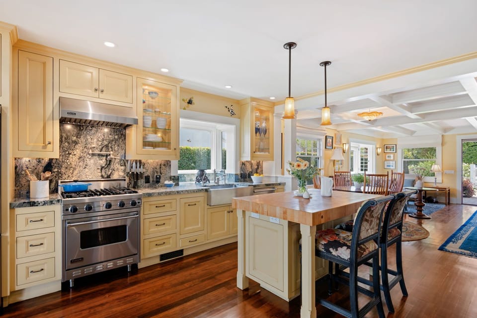 Fully equipped kitchen with island