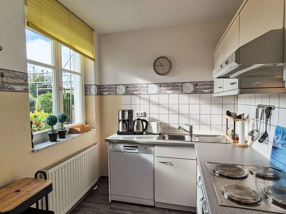 Kitchen Appliance, Major Appliance, Kitchen, Interior Design, Furniture, Flooring, Countertop, Small Appliance, Room, Kitchen Sink