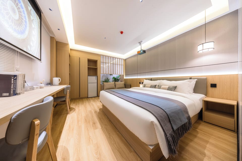 Elite Single Room | Desk, laptop workspace, free WiFi
