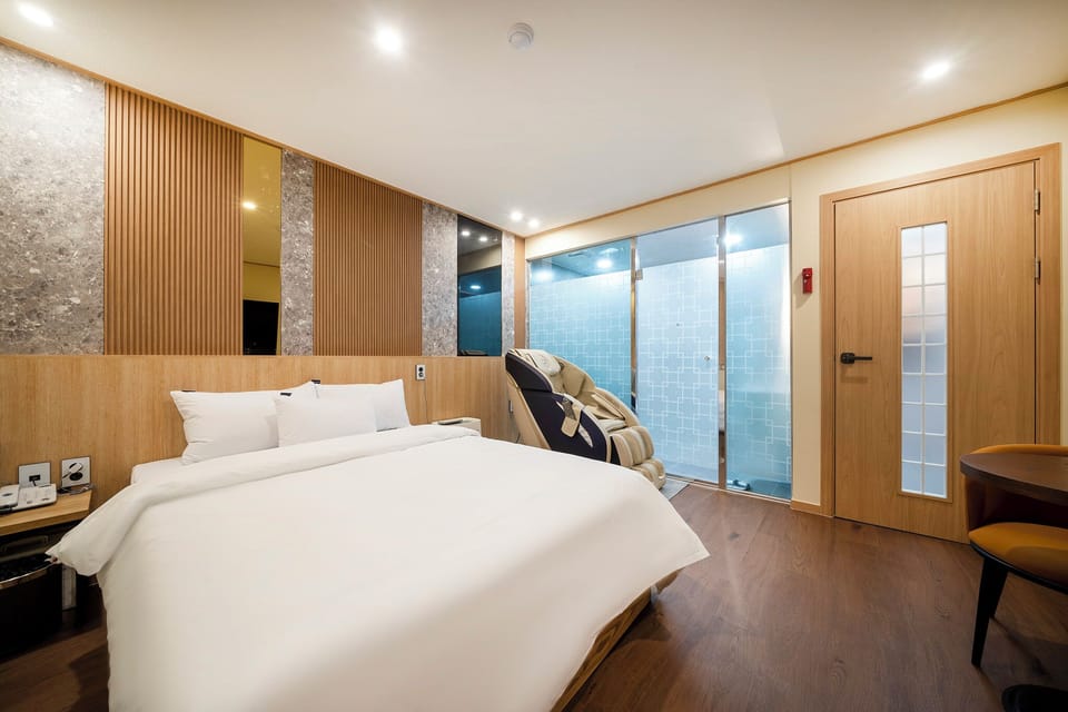 Premium Room | Laptop workspace, free WiFi