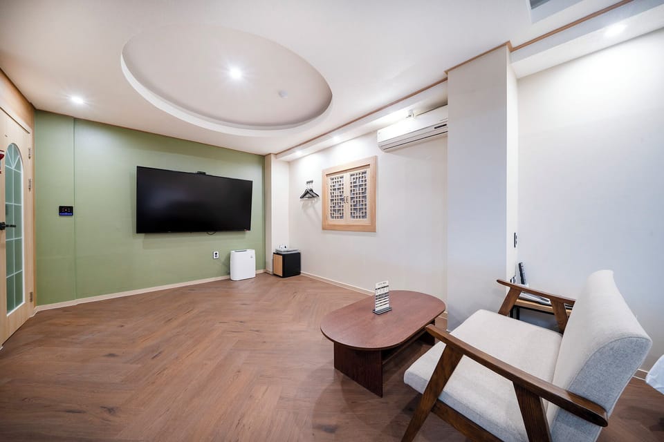 VIP Suite | Laptop workspace, free WiFi