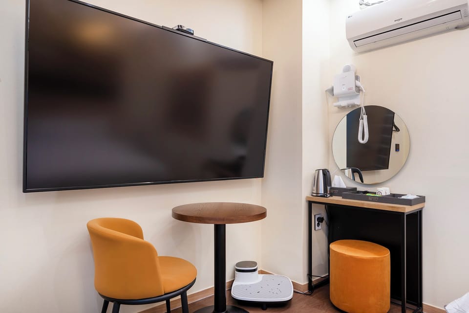 Premium Cinema | Laptop workspace, free WiFi
