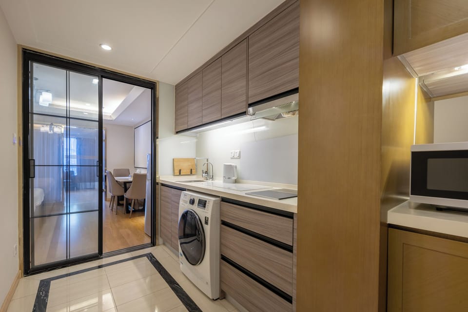 Superior Studio Suite | Bathroom | Shower, rainfall showerhead, free toiletries, hair dryer