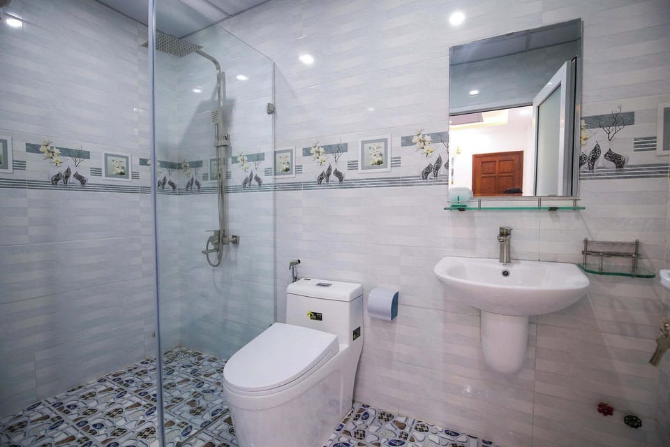 Shower, free toiletries, hair dryer, towels