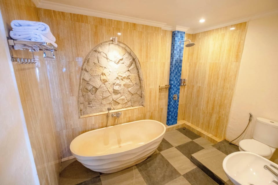 Deluxe Room | Bathroom | Towels, soap, shampoo, toilet paper