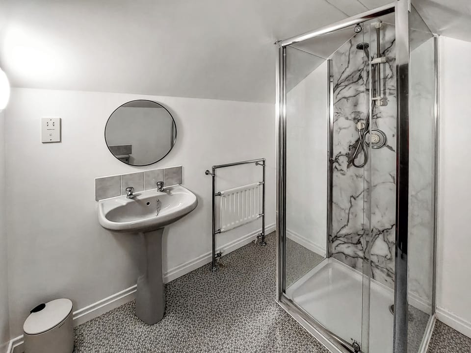 Upstairs ensuite shower room. | Foxes Retreat, Thornton Watlass, near Masham