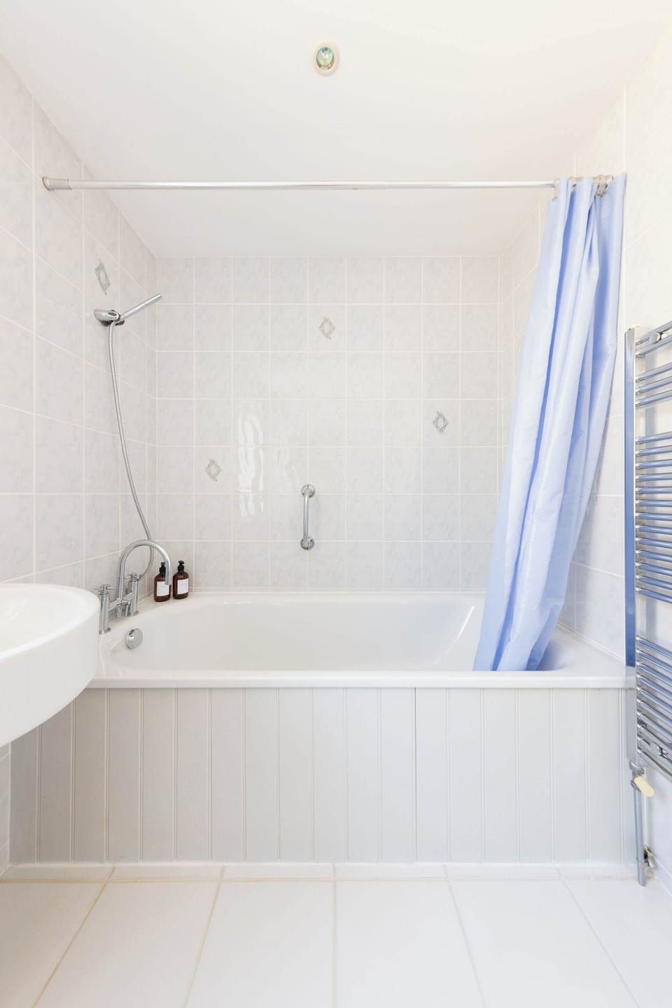 Fresh and functional, with a full-size bath and overhead shower