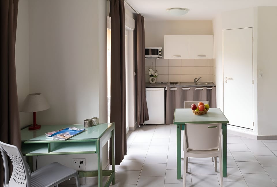 Studio, Balcony | Desk, blackout drapes, WiFi (free), bed sheets
