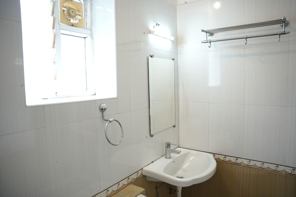 Deluxe Room | Bathroom | Shower, free toiletries, towels, soap