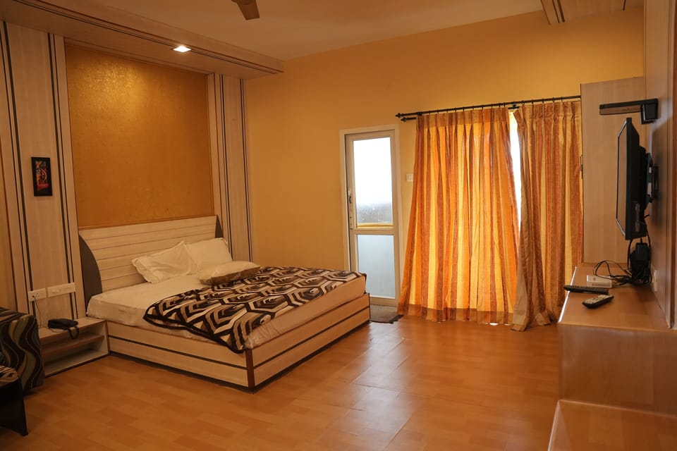 Deluxe Room | Down comforters, pillowtop beds, free WiFi, bed sheets