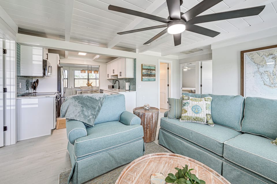 Living Room | Central A/C & Heating | Free WiFi