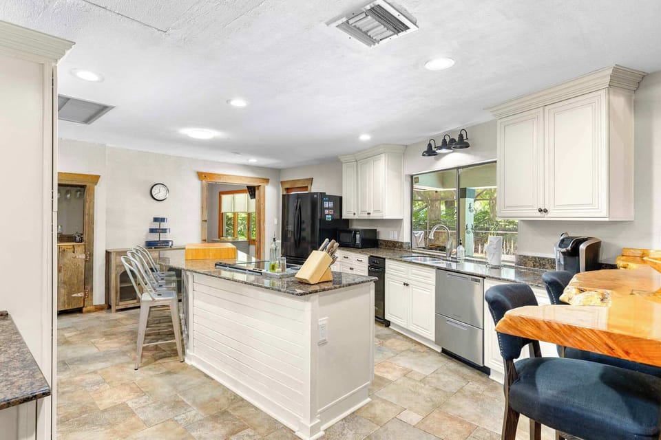 Cook in style with high-end appliances and plenty of cabinetry for all your kitchen essentials—this modern space has it all. 