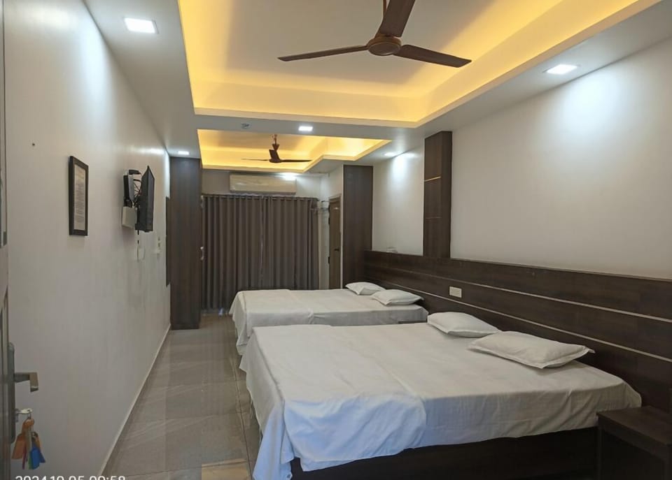 Executive Quadruple Room, Non Smoking | Laptop workspace, soundproofing