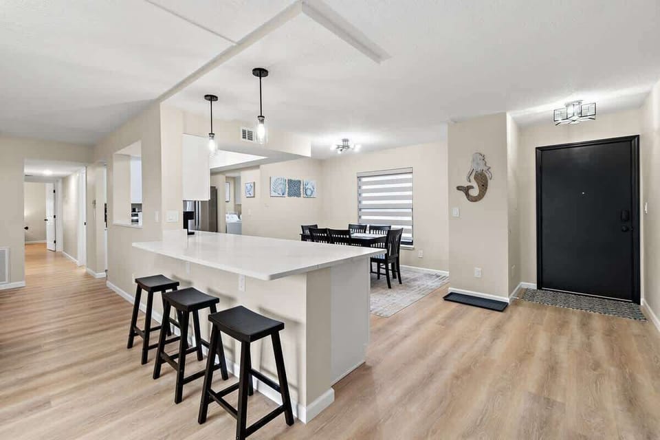 Large counter w/seating