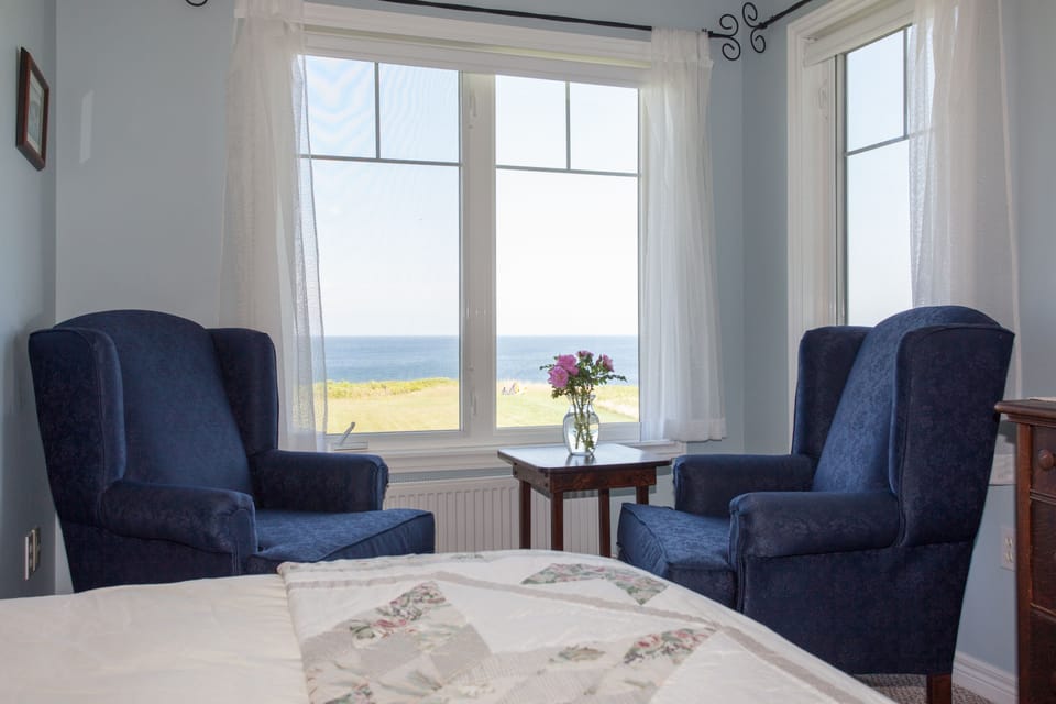 Deluxe Room, 1 Queen Bed, Sea View | Individually decorated, individually furnished, free WiFi