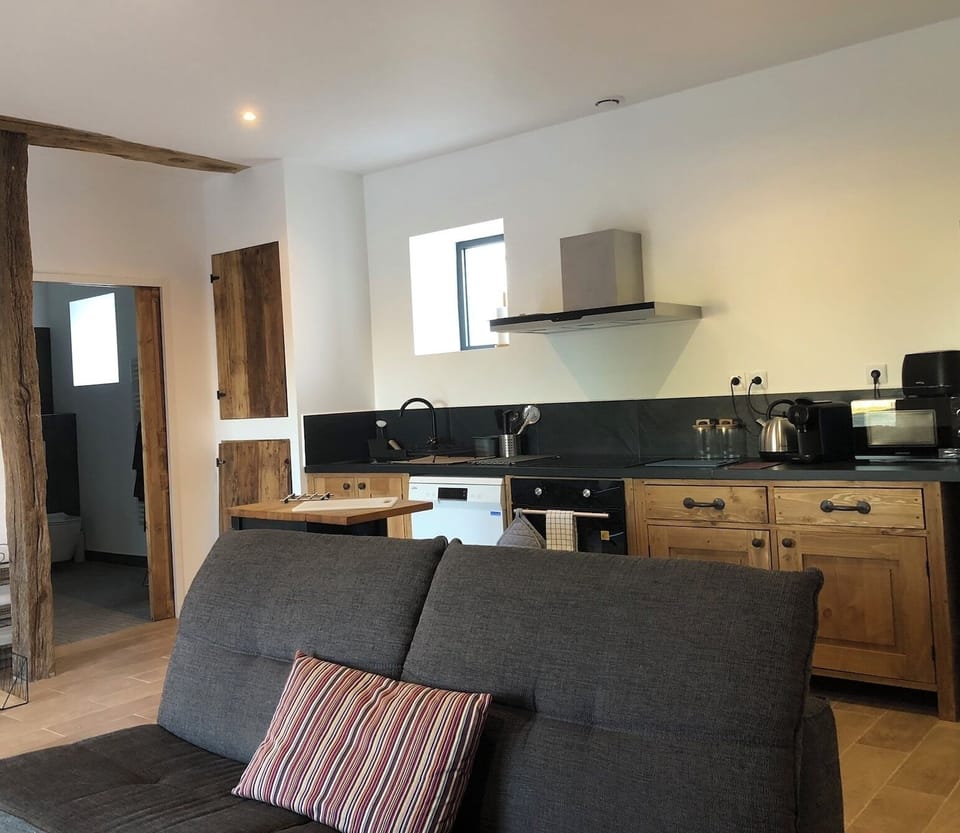 BRight, spcaious open-plan lounge/kitchen
