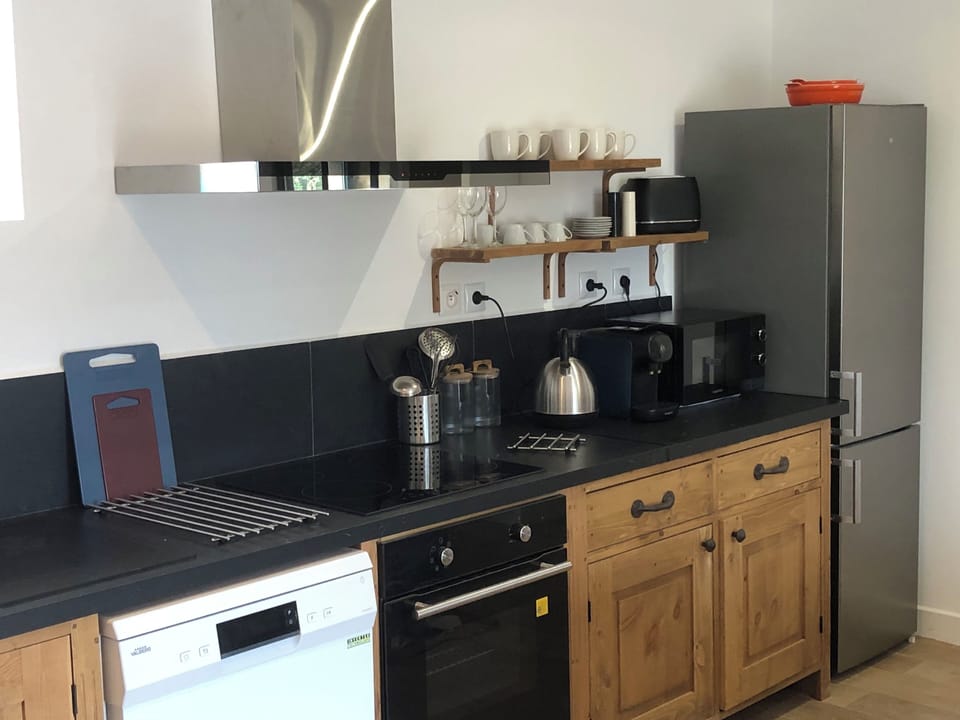 Fully equiped kitchen area - including oven, hob, dishwasher, washing machine 