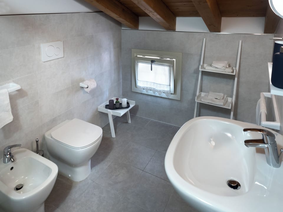 Family Triple Room, Courtyard View | Bathroom