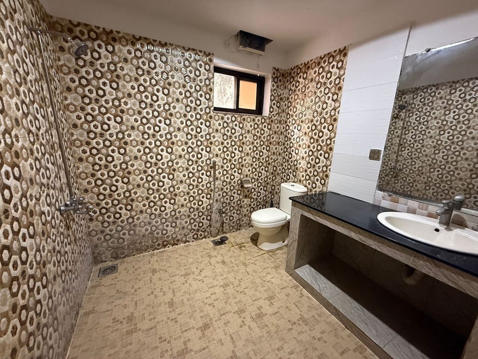 Executive Room | Bathroom | Shower, free toiletries, towels, soap