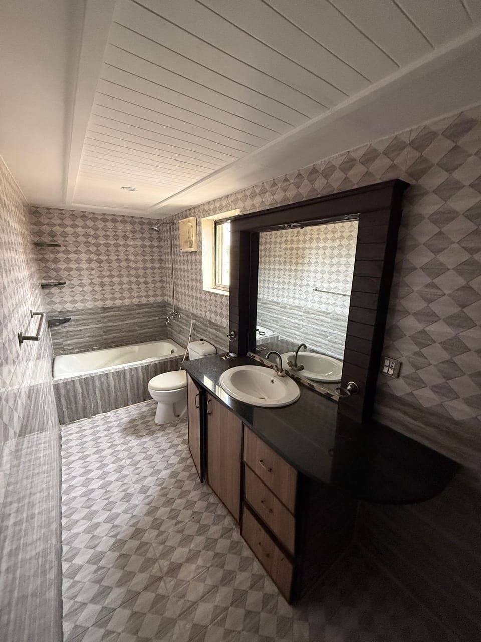 Executive Room | Bathroom | Shower, free toiletries, towels, soap