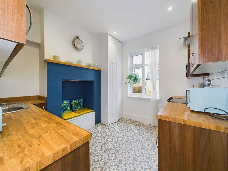 Full kitchen with stove oven fridge freezer, microwave and washing machine