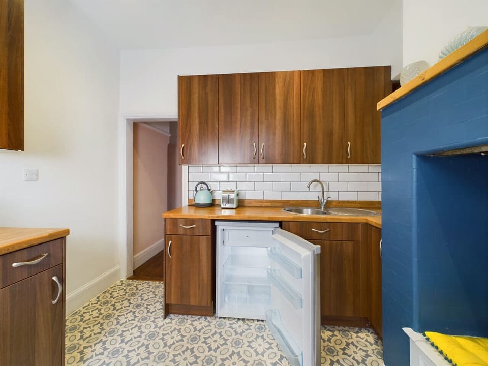 Full kitchen with stove oven fridge freezer, microwave and washing machine