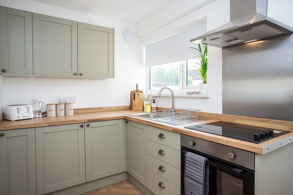 Fully fitted kitchen with contemporary design and everything you need for easy home cooking.
