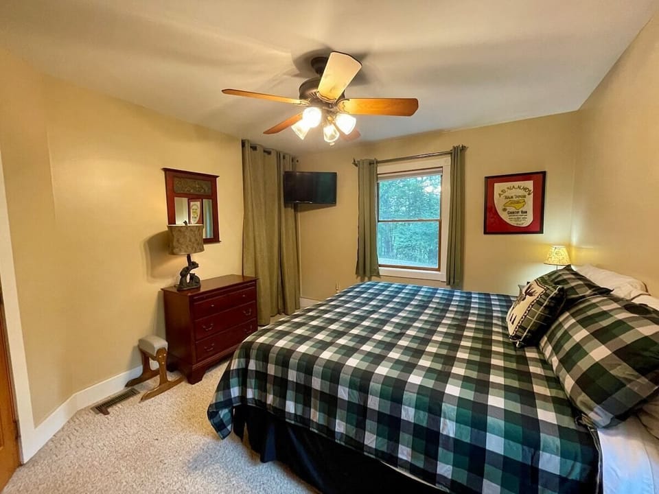 2nd Bedroom, Smart TV