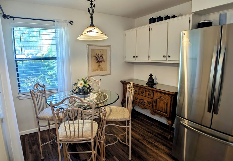 Breakfast nook with seating for 4