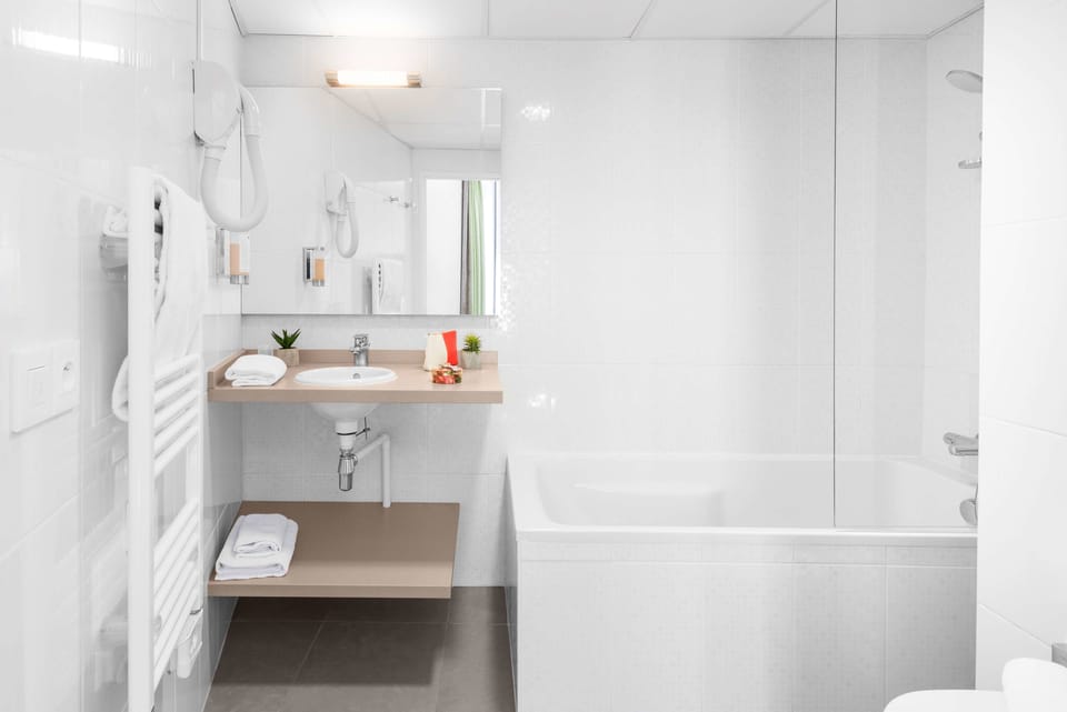 Superior Room, 2 Twin Beds | Bathroom | Shower, eco-friendly toiletries, hair dryer, towels