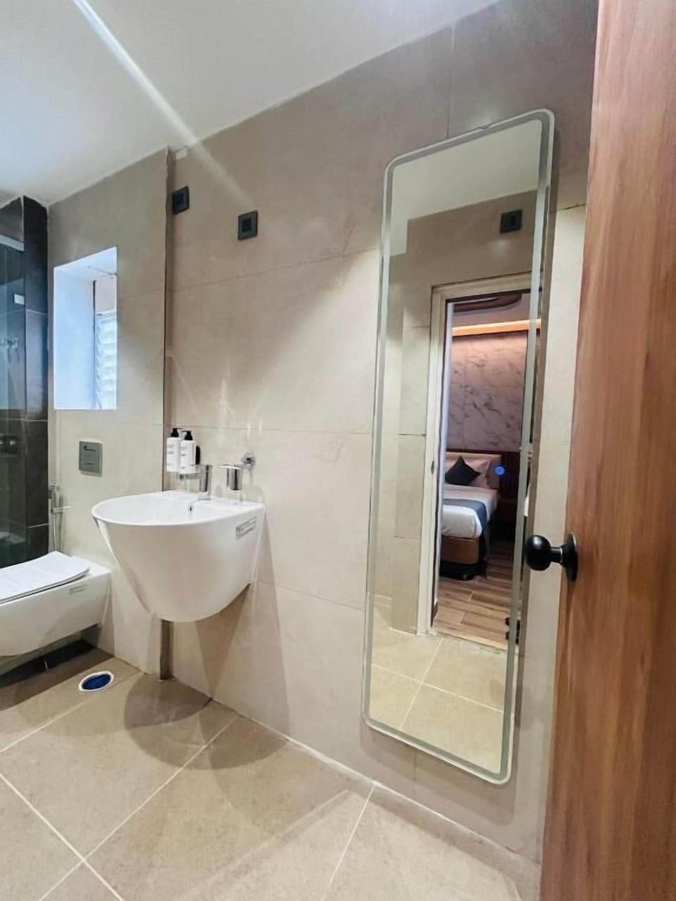 Executive Suite | Bathroom | Towels, soap, shampoo, toilet paper