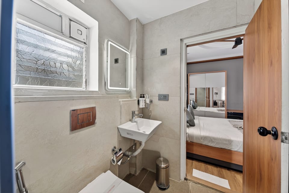 Executive Suite | Bathroom | Towels, soap, shampoo, toilet paper