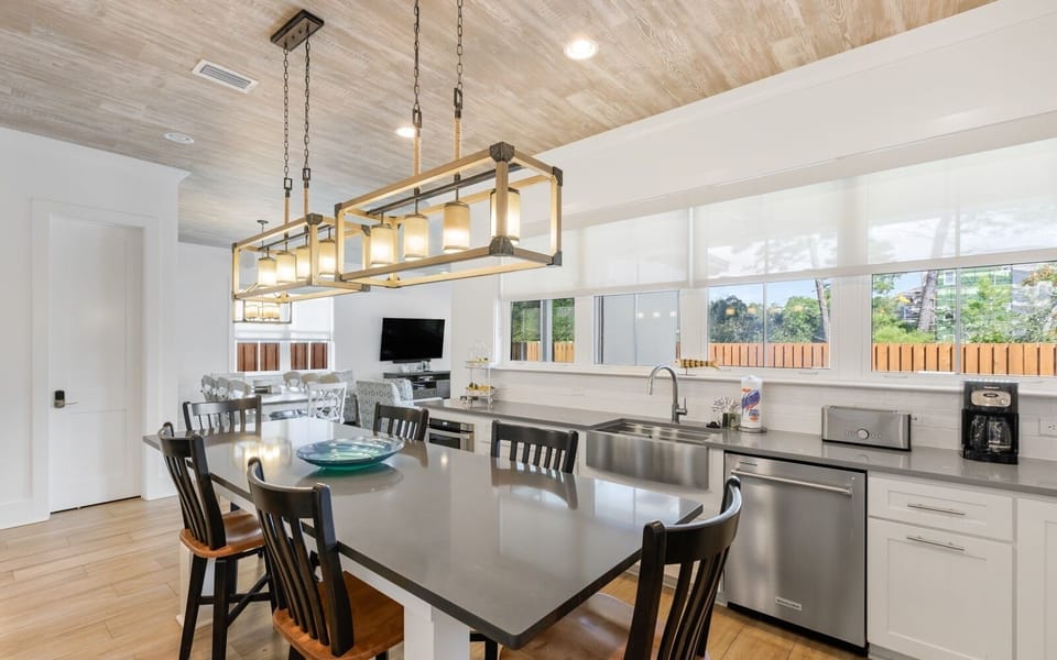 House, Multiple Beds, Pool Access, Pool View (Lynda Lou's) | Private kitchen | Fridge, microwave, oven, stovetop