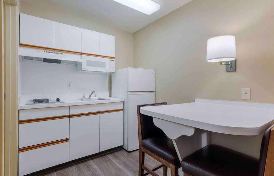 Studio, 1 Queen Bed, Non Smoking | Desk, iron/ironing board, free WiFi, bed sheets