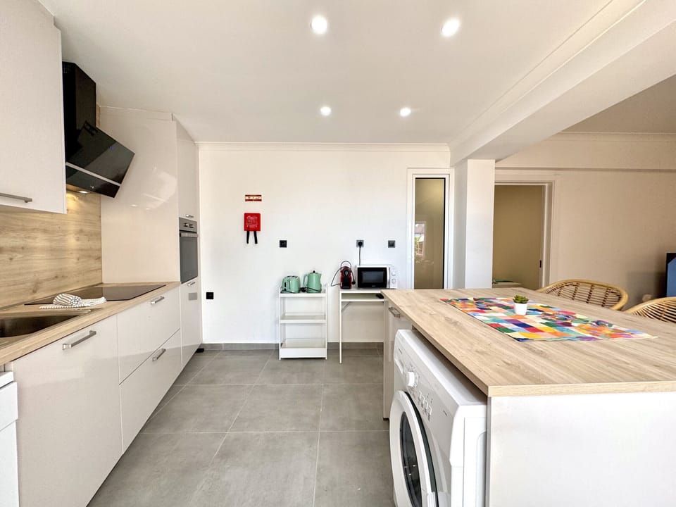 Microwave, oven, dishwasher, coffee/tea maker