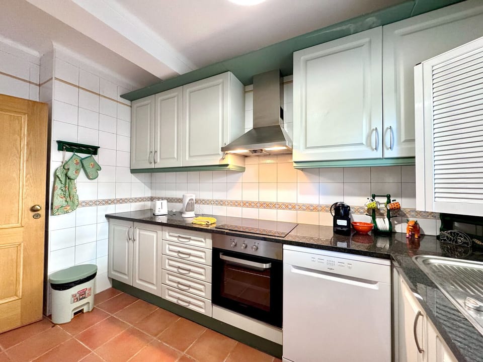 Microwave, oven, dishwasher, coffee/tea maker