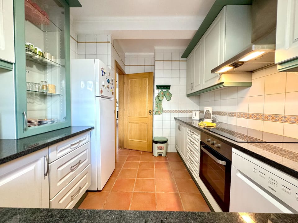 Microwave, oven, dishwasher, coffee/tea maker